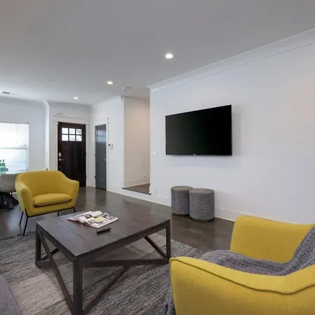 West Side Charmer Convenient Location Holiday home