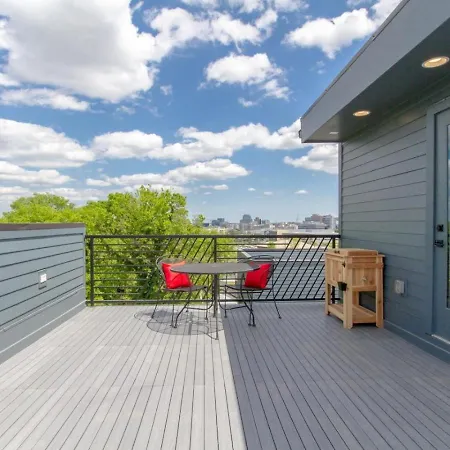 Holiday home Ultra Large Deck Skyline Views *