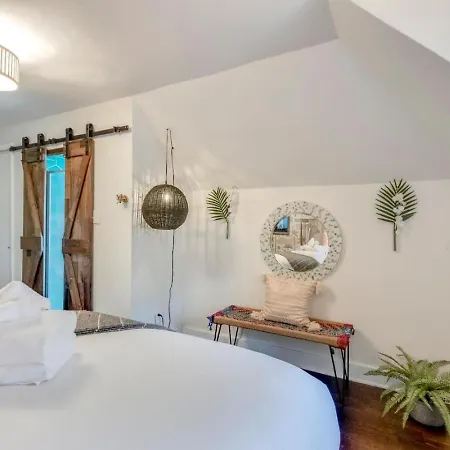 Unique And Stylish East 3 Bedroom 2.5 Bath Holiday home Nashville