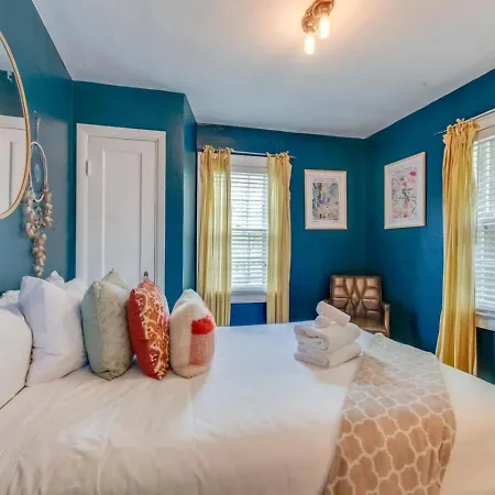 Unique And Stylish East 3 Bedroom 2.5 Bath Holiday home *