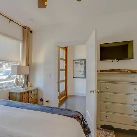 Modern Townhome With Gorgeous Patio Space *