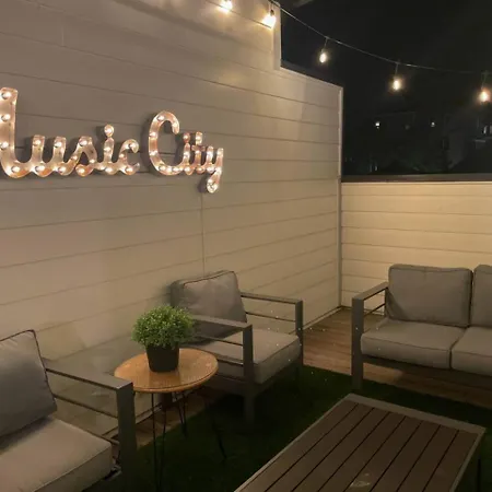Urban Living- Rooftop Hangout- Hillsboro Village Holiday home