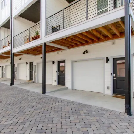 Urban Living- Rooftop Hangout- Hillsboro Village Holiday home Nashville