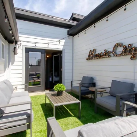 Urban Living- Rooftop Hangout- Hillsboro Village Holiday home