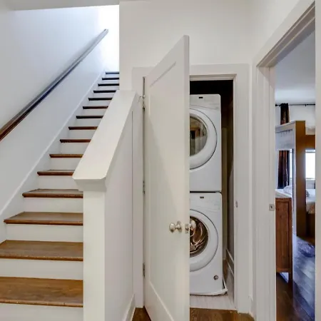 Modern Townhome With Gorgeous Patio Space *
