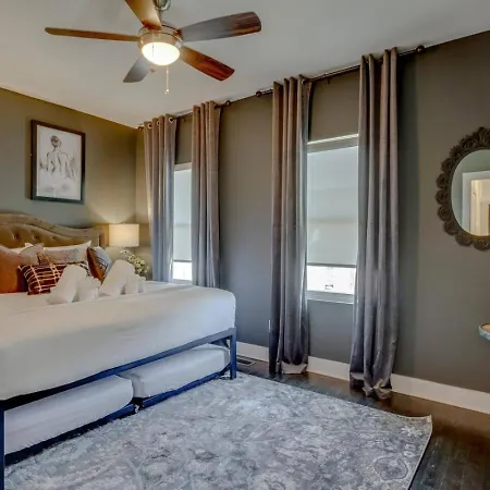 Modern Townhome With Gorgeous Patio Space Nashville