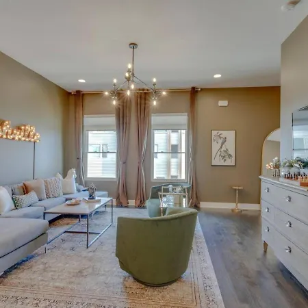 Holiday home Modern Townhome With Gorgeous Patio Space
