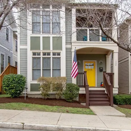 Vibrant Trendy Two Bedroom Near Marathon Village *