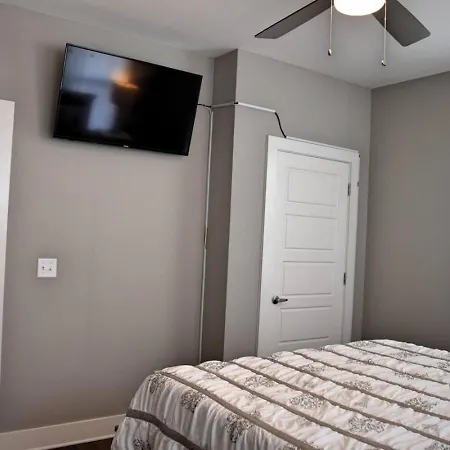 The Nation Native Stunning 4 Bedroom With Private Yard *