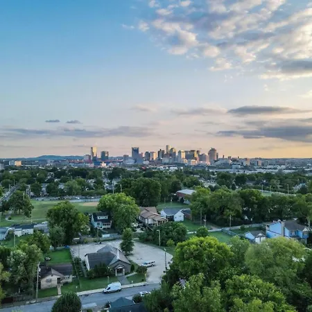 East Nash Superstar- Skyline Views Terrace- Mural Holiday home