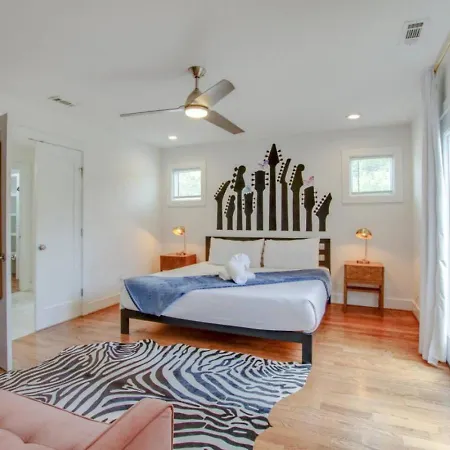 Howdy House New And Trendy With Rooftop Deck Holiday home Nashville