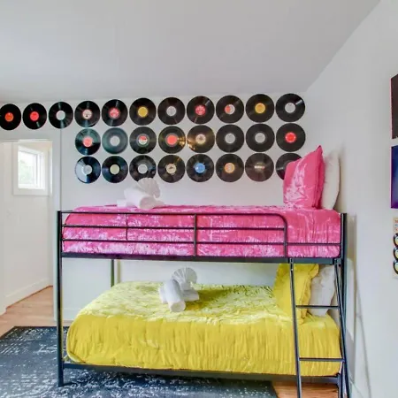 Howdy House New And Trendy With Rooftop Deck *