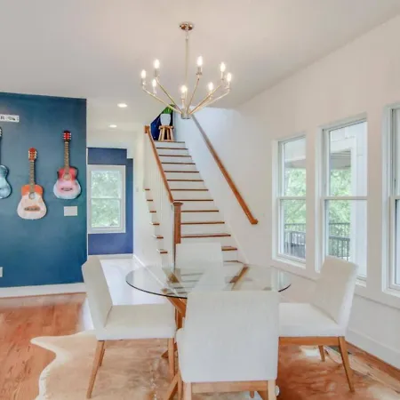 Howdy House New And Trendy With Rooftop Deck Holiday home *