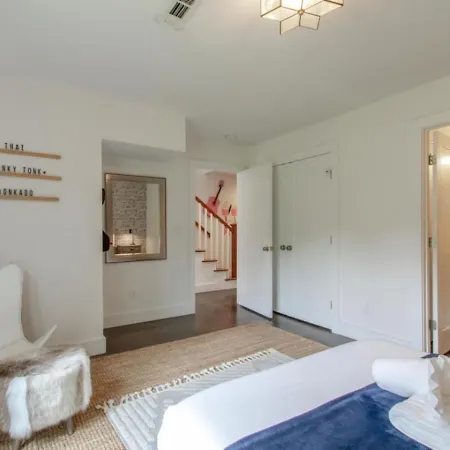 Howdy House New And Trendy With Rooftop Deck Holiday home *