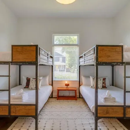 Holiday home East Nash Enclave Movie Private Yard Nashville