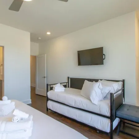 Sleek Large Retreat 9 Beds Modern Kitchen Holiday home Nashville