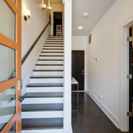 Nashvilla Townhome Gigantic Rooftop Pure Luxury Holiday home *