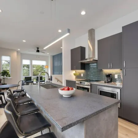 The Ryman 4 Bedroom Haven With Scenic Rooftop Holiday home