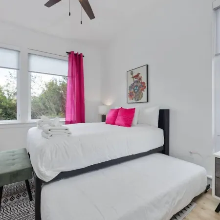The Ryman 4 Bedroom Haven With Scenic Rooftop Holiday home