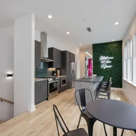 Holiday home The Ryman 4 Bedroom Haven With Scenic Rooftop Nashville