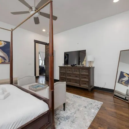 Tranquil East Nash Escape - Pool Table