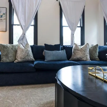 Tranquil East Nash Escape - Pool Table