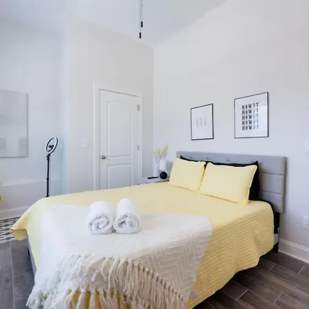 The Centennial Charmer- 8 Min From Broadway Holiday home *