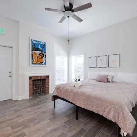 The Centennial Charmer- 8 Min From Broadway Holiday home Nashville