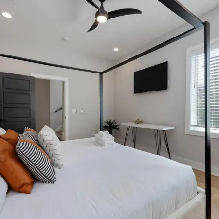 Holiday home Luxe Rooftop Lounge With Views And Games Nashville