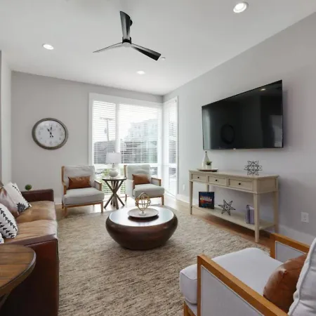 Holiday home Luxe Rooftop Lounge With Views And Games