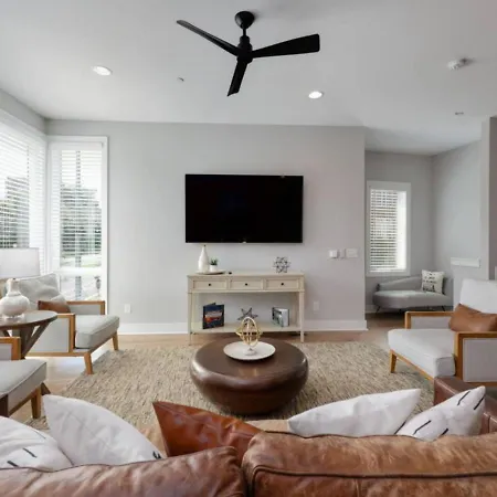 Holiday home Luxe Rooftop Lounge With Views And Games *