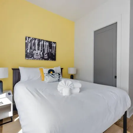 Music Four Bedrooms Four Bathrooms Stunning Rooftop Holiday home *