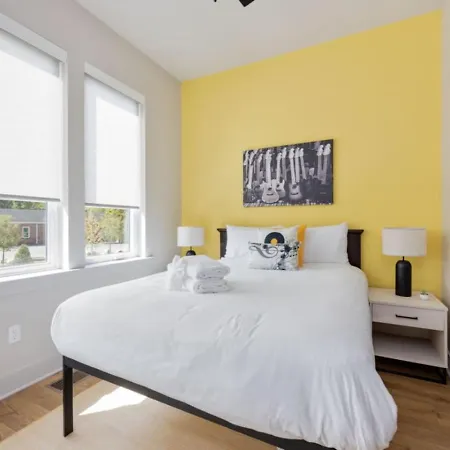 Music Four Bedrooms Four Bathrooms Stunning Rooftop