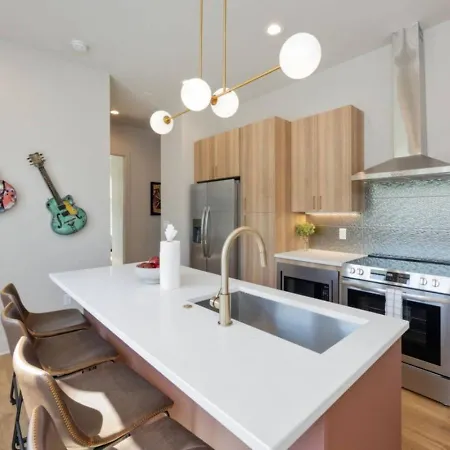 Music Four Bedrooms Four Bathrooms Stunning Rooftop Holiday home *