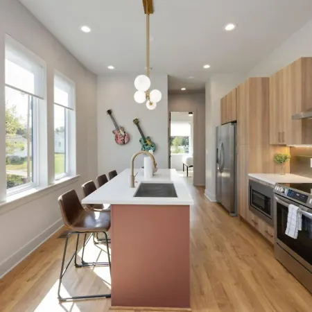 Music Four Bedrooms Four Bathrooms Stunning Rooftop
