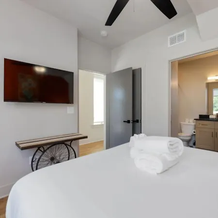 Music Four Bedrooms Four Bathrooms Stunning Rooftop