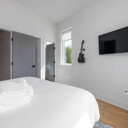Music Four Bedrooms Four Bathrooms Stunning Rooftop Holiday home