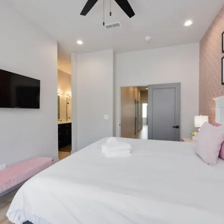 Dolly And Denim 4 Bedroom 4.5 Bath With Spacious Rooftop Nashville
