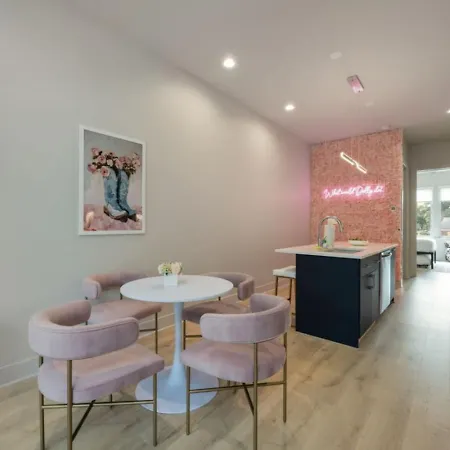 Dolly And Denim 4 Bedroom 4.5 Bath With Spacious Rooftop *