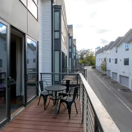Modern 4 Bedroom 2.5 Bath Gorgeous Getaway Holiday home *