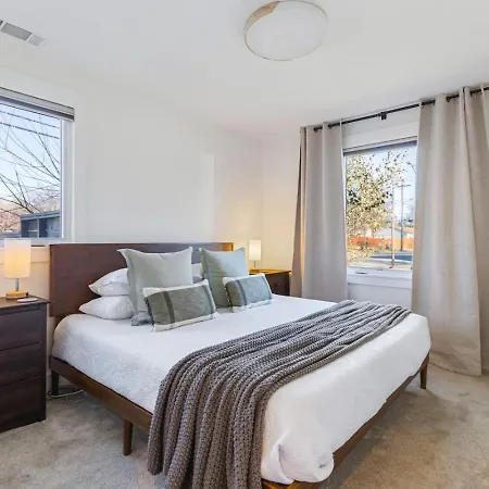 Walk To Restaurants Outdoor Patio With Grill And Fit Pit 1 Mile To Stadium And Downtown