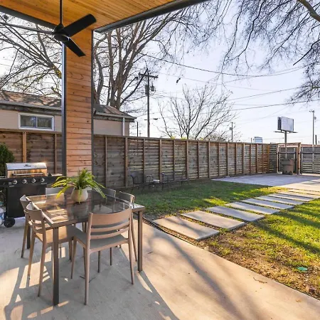 Holiday home Walk To Restaurants Outdoor Patio With Grill And Fit Pit 1 Mile To Stadium And Downtown