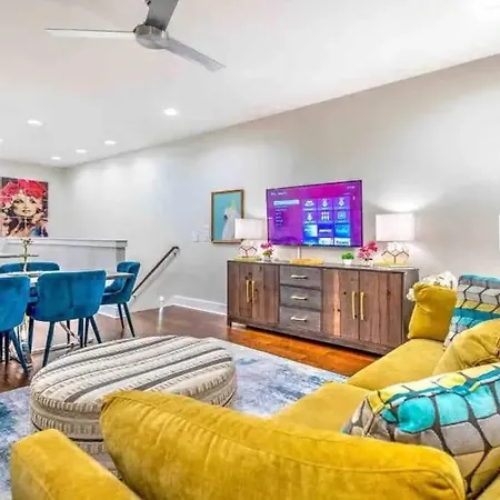 North Luxury Home! Perfect For Large Groups! Holiday home