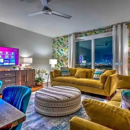 North Luxury Home! Perfect For Large Groups! Holiday home