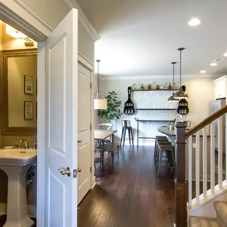 Downtown Dream Extra Bedding Minutes To Broadway Holiday home