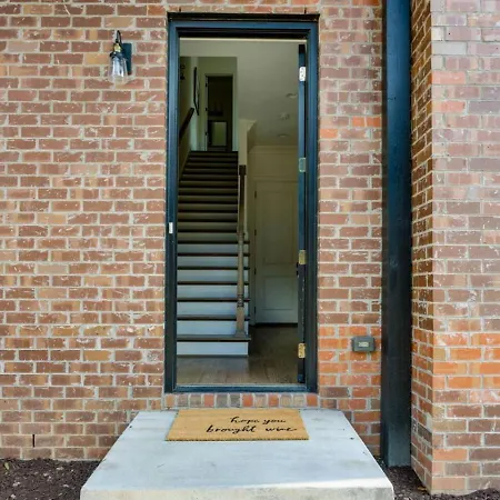 Downtown Luxury Large Townhome Lots Of Beds Holiday home Nashville