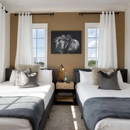 Downtown Luxury Large Townhome Lots Of Beds Holiday home