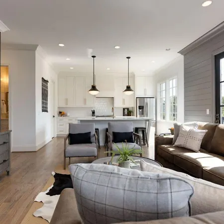 Downtown Luxury Large Townhome Lots Of Beds Holiday home