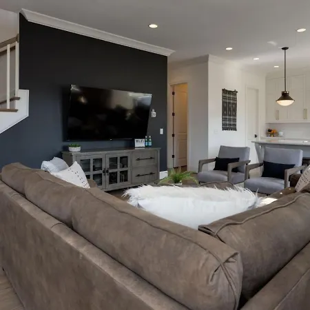 Downtown Luxury Large Townhome Lots Of Beds Holiday home