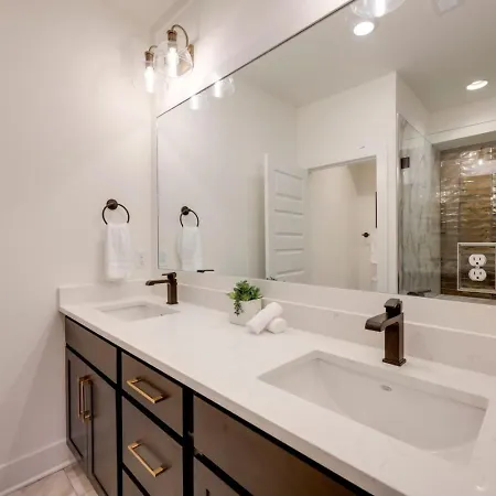 Large Private Rooftop Spacious Luxury Townhome Holiday home *